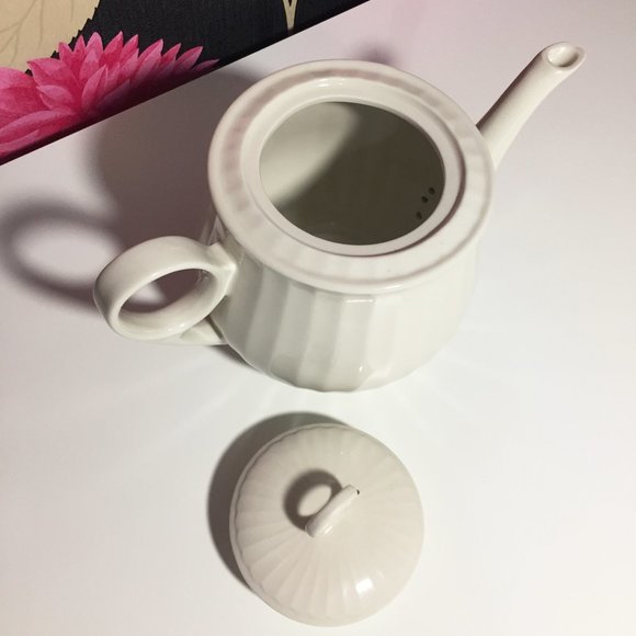Beautiful Porcelain Tea Set - Picture 3 of 6